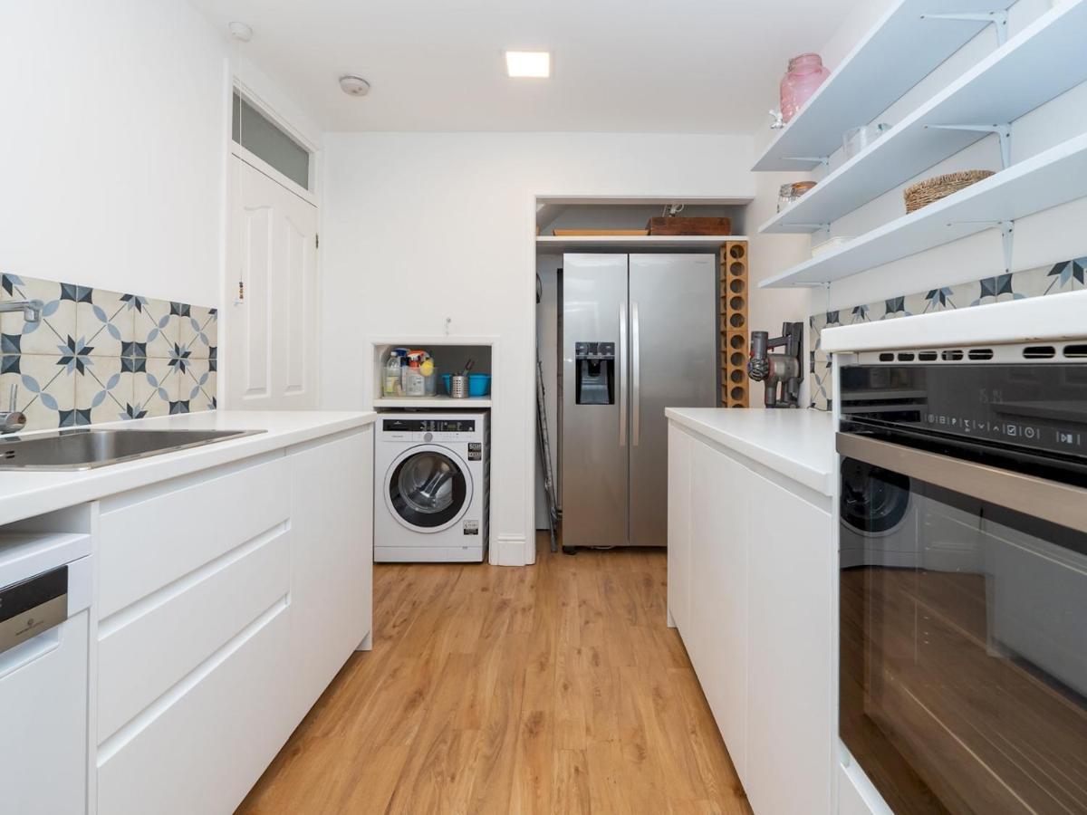 Pass The Keys Spacious Family Home With Parking Bath Exterior photo