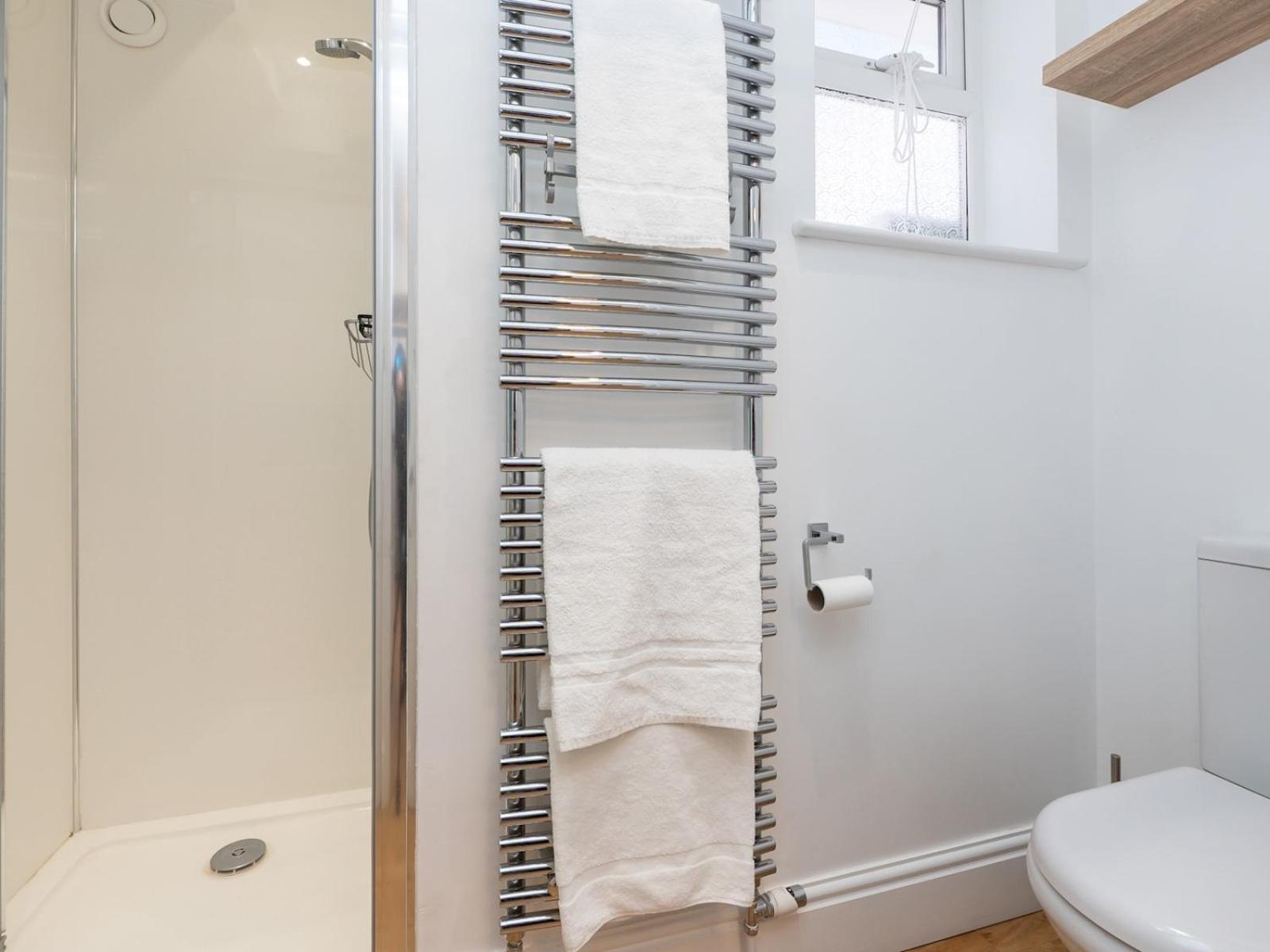 Pass The Keys Spacious Family Home With Parking Bath Exterior photo