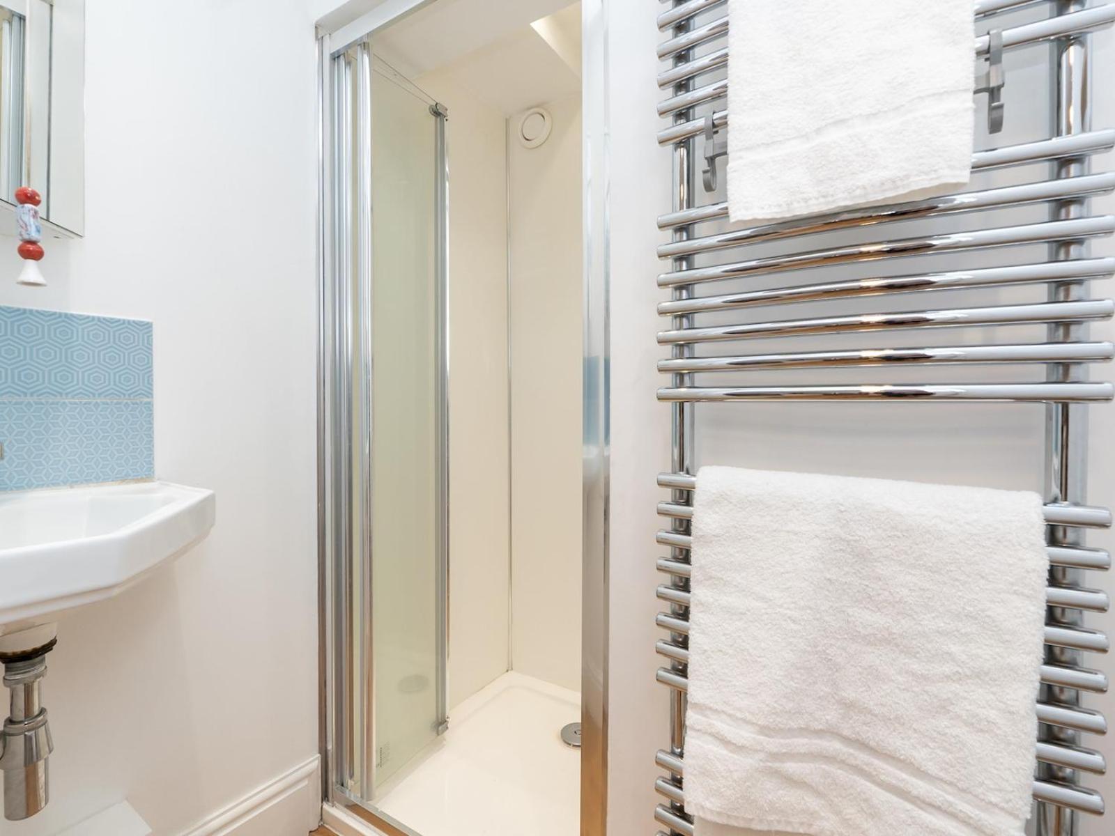 Pass The Keys Spacious Family Home With Parking Bath Exterior photo